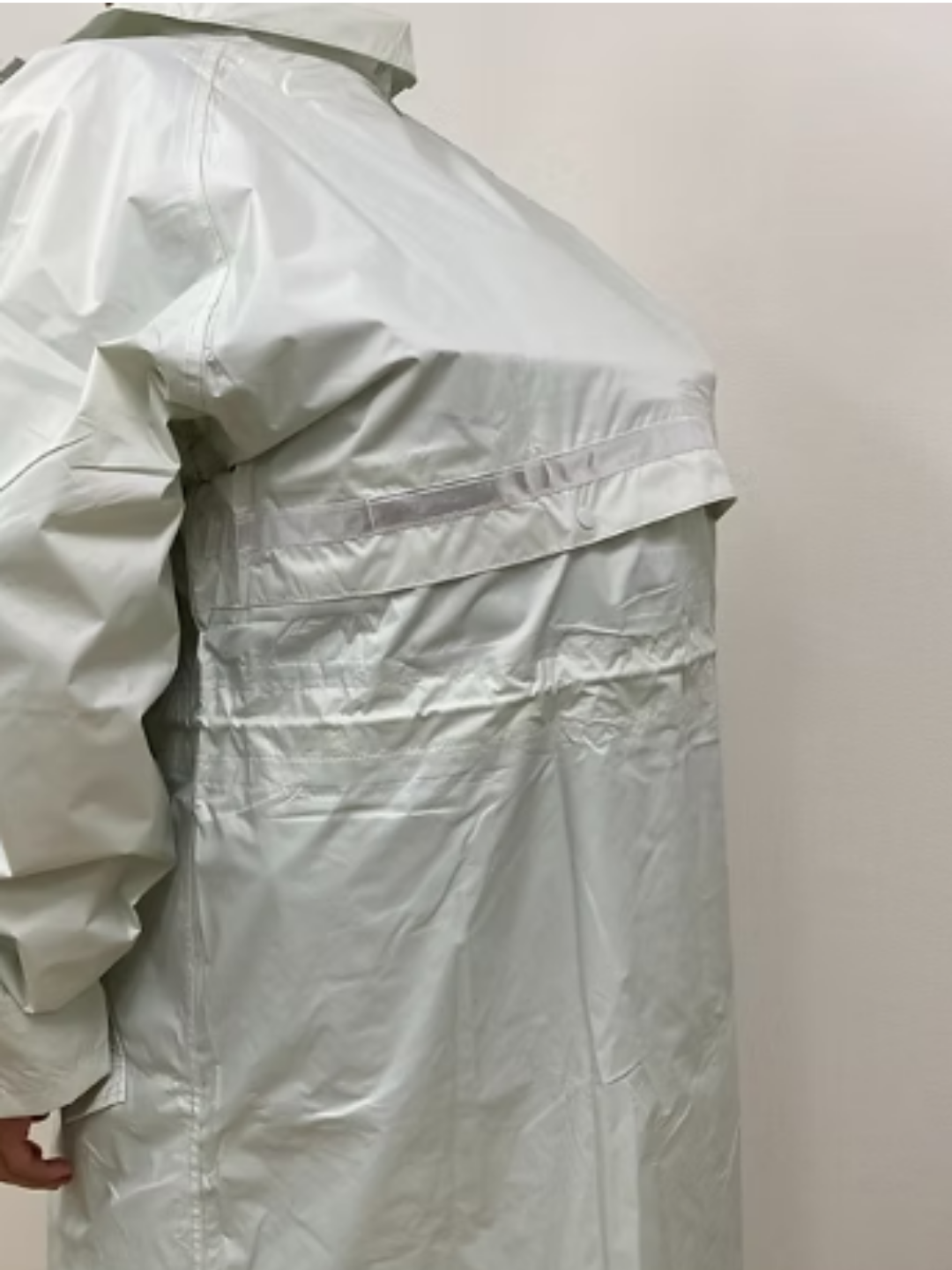軽量リュックを背負ったまま着用可能